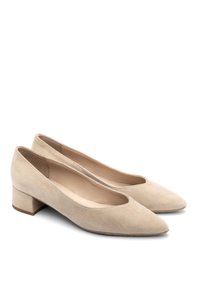 Beige mokka matalasolkiset kengät, joissa on terävä kärki, hienovaraiset sivuaukot ja sileä pinta, sopivat sekä arkiseen että juhlavampaan käyttöön.