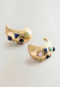 Goldfarbene Ohrringe mit strukturierter Oberfläche. Sie sind mit verschiedenen bunten Edelsteinen in dreieckigen und kreisförmigen Formen, einschließlich Blau und Rosa, verziert.