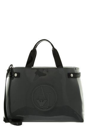 Glanzende zwarte tote tas met korte handvaten en een geperst rond logo met de letters A en J aan de voorkant.