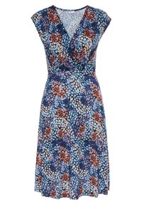 Vícebarevné šaty s V- výstřihem, krátkými rukávy a rozšířenou sukní, zdobené vzorem modrých, červených a bílých tvarů na tmavém pozadí.