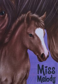 Illustration eines kastanienbraunen Fohlens mit einem weißen Abzeichen neben einem dunklen Pferd. Text "Miss Melody" in schwarzer glitzernder Schrift auf lila Hintergrund.