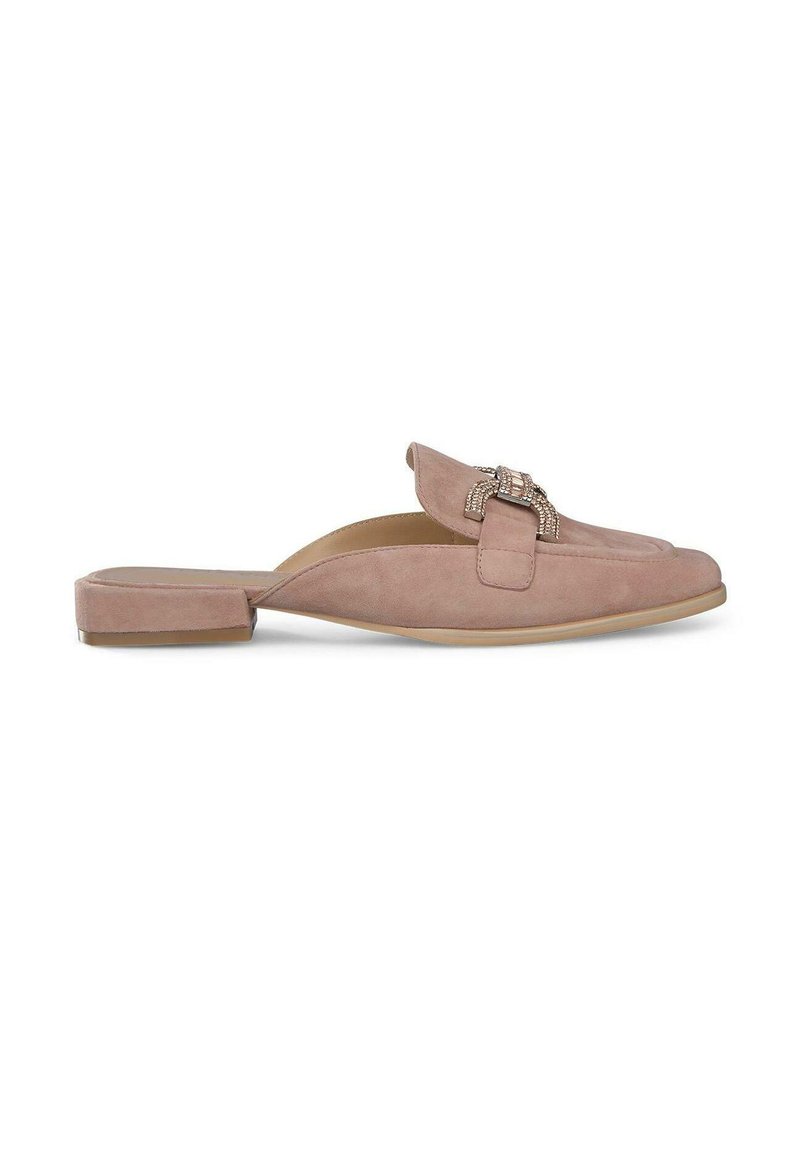 Mules en daim rose clair avec un talon plat légèrement carré. Dotés d'une boucle décorative avec des accents en perles sur le devant. Texture douce et lisse.