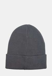 Gorro de punto gris con vuelta. El material es suave y acanalado, con una parte superior sin costuras y forma redondeada.