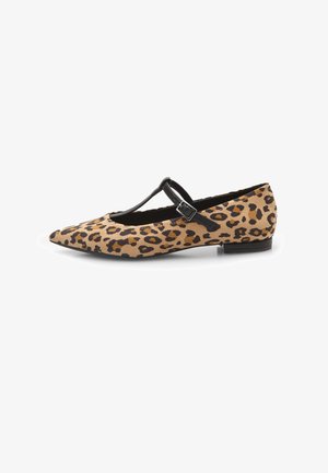 Leopardprint platte schoen met een spitse neus, zwarte enkelband en lage hak. Gemaakt van zacht materiaal met een textuureffect.