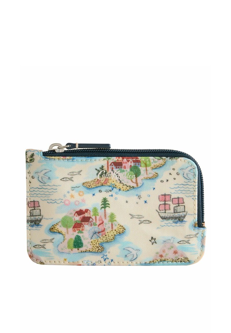 Peňaženka so zipsom vyrobená z krémovej tkaniny s farebným potlačou pobrežného ostrova, na ktorom sú domy, lode a palmy; čierny zips a akcenty stehu.
