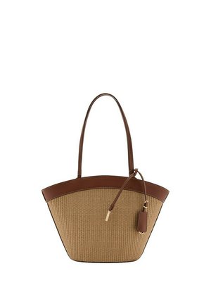 Bolso tote con cuerpo tejido beige, ribetes de cuero marrón, asas largas y una etiqueta de cuero colgando de una correa delgada en el lateral.