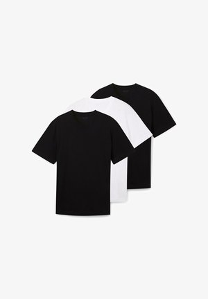 Trzy koszulki z krótkim rękawem w czerni i bieli; fason z okrągłym dekoltem, materiał bawełniany, gładka faktura, bez wzorów ani akcentów.