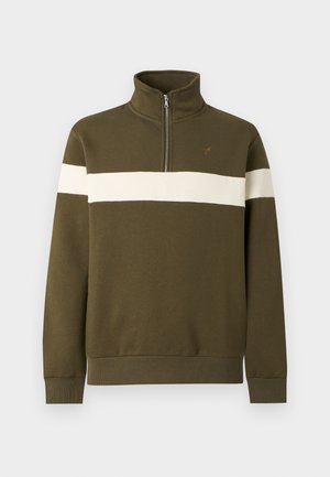 Olive rohelise tooniga neljandiklukuga dressipluus, millel on valge horisontaaltriip rinnal ja väike logo vasakul küljel.