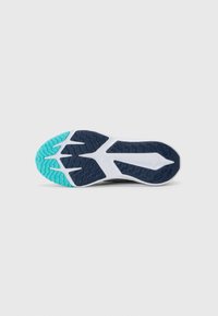Semelle d'une sneaker avec un design bicolore, bleu marine foncé et teal vif, dotée d'un caoutchouc texturé pour l'adhérence et de détails blancs le long des bords.