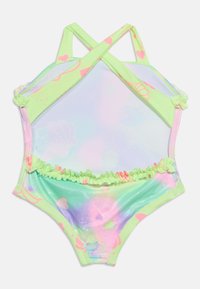 Μαγιό για νήπιο με διασταυρωμένους ιμάντες στους ώμους, παστέλ πράσινες άκρες, ροζ καρδιές και πολύχρωμο, ιριδίζον μοτίβο κοχυλιού.
