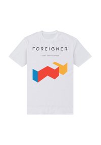 T-shirt bianco in cotone con un bold testo nero "FOREIGNER" e "AGENT PROVOCATEUR" accompagnato da un design geometrico colorato in rosso, blu e giallo.