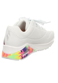 Weiße Sportschuh mit glattem Obermaterial, das eine farbenfrohe, gemusterte Sohle mit pinken, lila und grünen Akzenten aufweist. Abgerundete Zehenpartie und Schnürdesign.