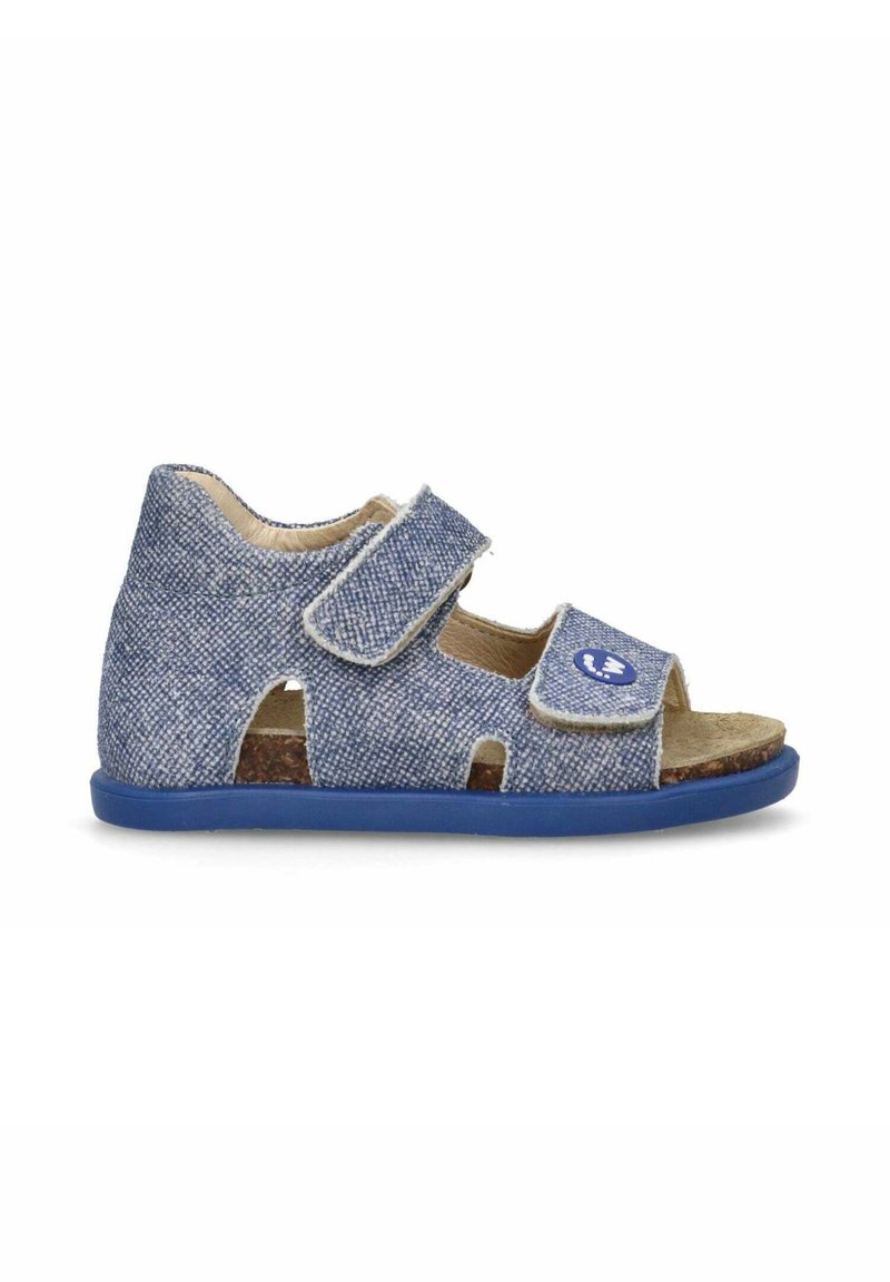 Sandalo in denim blu con due cinturini regolabili in Velcro, soletta in sughero e suola in gomma blu. Design open-toe con ritagli per la ventilazione.