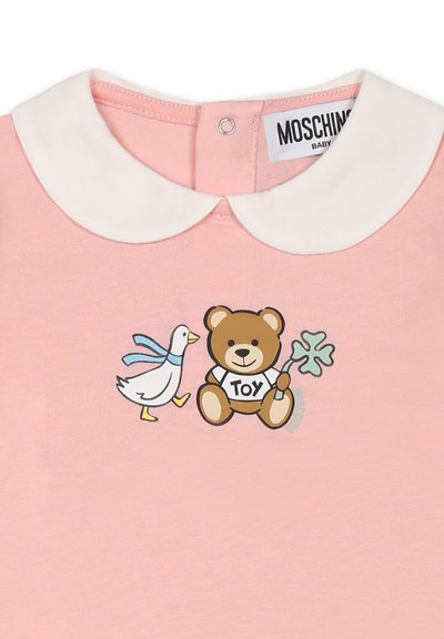 Różowy bawełniany strój z białym kołnierzykiem. Na koszulce znajduje się grafika przedstawiająca niedźwiedzia w koszulce "Zabawka" oraz idącego kaczora z niebieską wstążką.