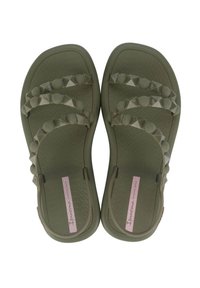Oliwkowe sandały z trzema paskami, zdobione okrągłymi i piramidkowymi ćwiekami. Teksturowana podeszwa i różowa metka marki po boku.