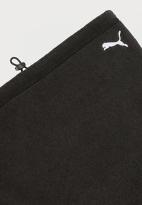 Μαύρος λαιμοθέρμο από φλις με ρυθμιζόμενο κούμπωμα και λευκό λογότυπο Puma στην κορυφαία άκρη, σε απλό φωτεινό φόντο.