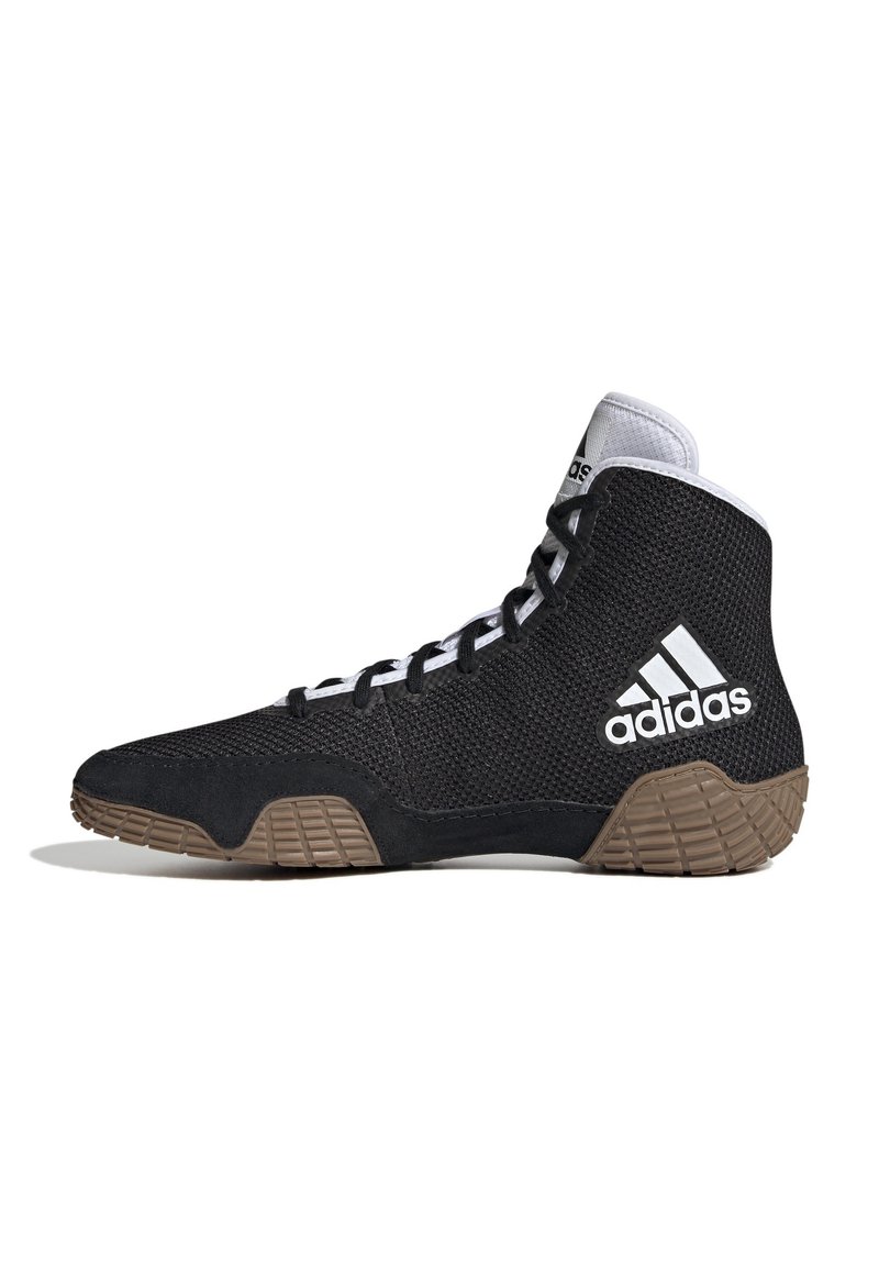 Svart träningsskor med hög skaftdesign, mesh-överdel, vita accenter och en texturerad gummisula. Har snörningssystem och Adidas-logotyp.