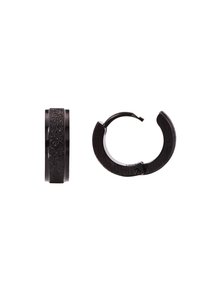 Boucles d'oreilles en métal noir avec une bande texturée. Une boucle présente une surface intérieure lisse, tandis que l'autre affiche une texture rugueuse scintillante.