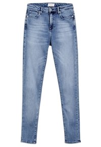 Vaqueros ajustados en denim azul claro, con un talle medio, cinco bolsillos y un desgaste sutil. Costuras y detalles en metal visibles.