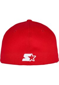 Piros baseball sapka anyagból, strukturált korona kialakítással, hátul hímzett fehér logóval, amely csillagot ábrázol.