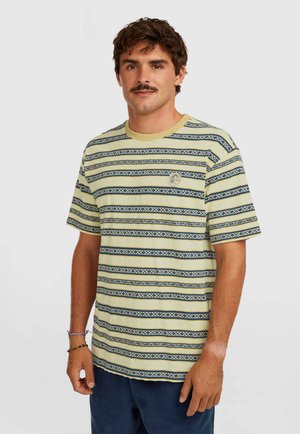 Gestreept T-shirt met korte mouwen in lichtgeel met blauwe en marineblauwe horizontale strepen. Voorzien van een ronde halslijn en een klein logo op de borst.