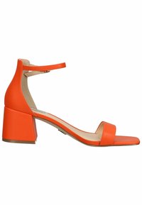 Sandale orange à bout ouvert avec un talon bloc et une bride à la cheville, présentant un design simple et élégant et un matériau en cuir lisse.