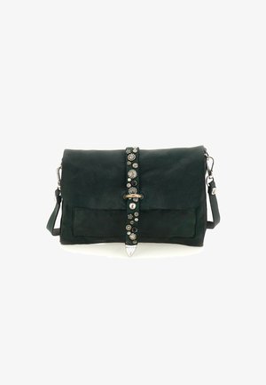 Borsa in pelle verde scuro con pattina, dotata di dettagli in argento, bottoni decorativi e un particolare hardware a punta sulla chiusura.