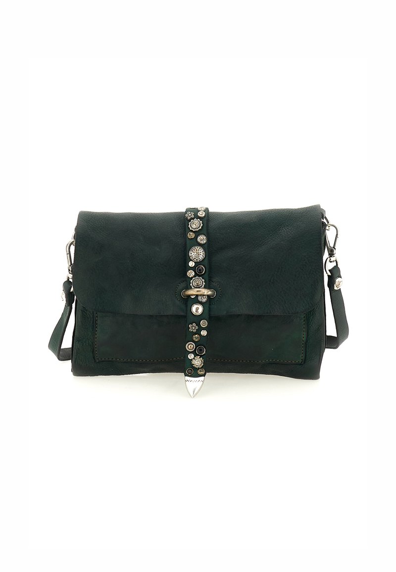Borsa in pelle verde scuro con pattina, dotata di dettagli in argento, bottoni decorativi e un particolare hardware a punta sulla chiusura.