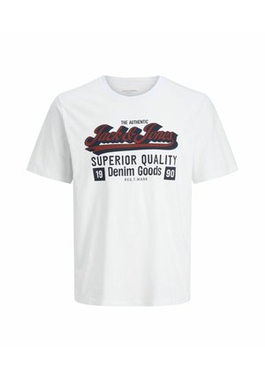 Witte katoenen t-shirt met een gedurfde zwart-rode grafische print met de tekst "Jack & Jones", met aanvullende tekst eronder en korte mouwen.