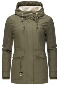 Giacca verde oliva con cappuccio foderato in pelliccia sintetica, chiusura frontale con zip e bottoni a pressione, due tasche frontali e un pendente decorativo a forma di cuore.