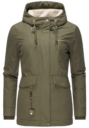 Veste vert olive avec une capuche en fausse fourrure, fermeture éclair et bouton-pression à l'avant, deux poches avant et un pendentif décoratif en forme de cœur.