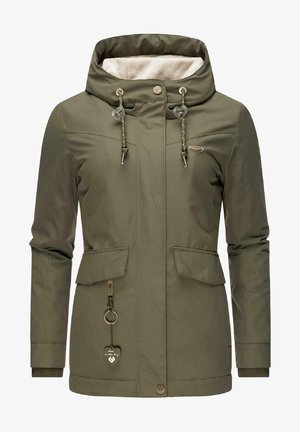Giacca verde oliva con cappuccio foderato in pelliccia sintetica, chiusura frontale con zip e bottoni a pressione, due tasche frontali e un pendente decorativo a forma di cuore.
