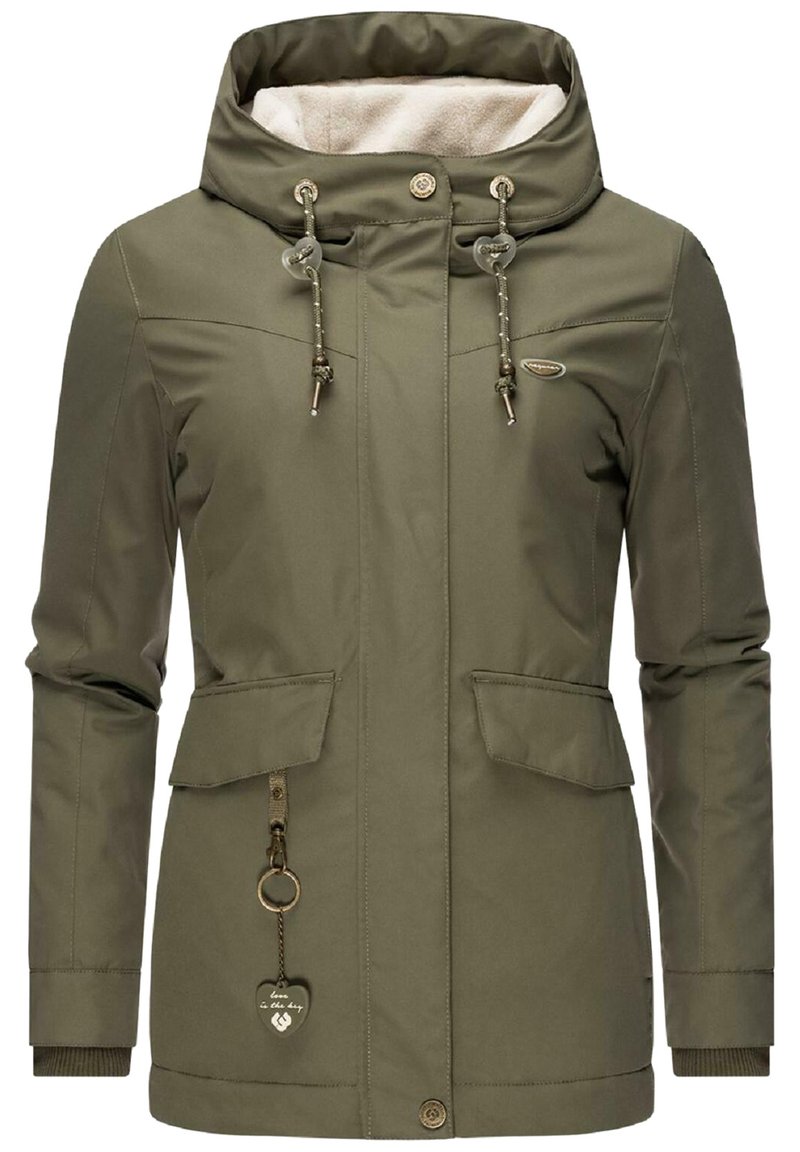 Giacca verde oliva con cappuccio foderato in pelliccia sintetica, chiusura frontale con zip e bottoni a pressione, due tasche frontali e un pendente decorativo a forma di cuore.