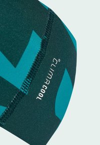 Fascia sportiva verde e teal con texture liscia, caratterizzata da un audace motivo geometrico e dal logo "climaCool" in bianco.
