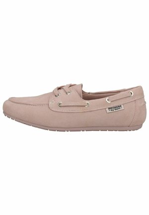 Mocassino in suede rosa chiaro con punta cucita, frontale con lacci, dettaglio di laccetti laterali e etichetta "Dockers by Gerli" sul lato esterno.