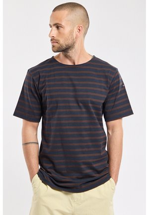 T-shirt bleu marine avec des rayures horizontales marron, manches courtes et col rond. Tissu en coton avec une coupe décontractée.