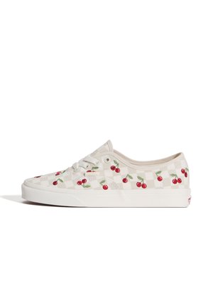 Lavtop hvid sneaker med let ternet mønster og broderede røde kirsebær med grønne blade langs siderne og hvid gummisål.