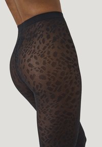 Svarta, genomskinliga leggings med ett strukturerat leopardtryck och en bred elastisk midjeband. De har en åtsittande form och en slät textur.