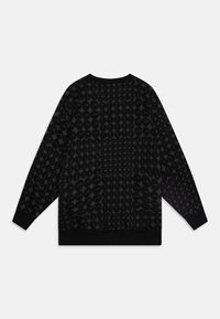 Černá mikina s texturovaným vzorem kruhových tvarů. Navržena s kulatým výstřihem a žebrovanými manžetami a spodním lemem.