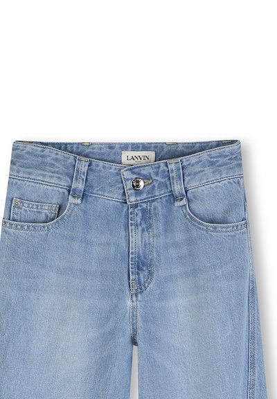 Jean en denim bleu clair doté d'une fermeture à boutons sur le devant, de cinq poches et d'un léger effet délavé. La ceinture comprend une étiquette de marque.