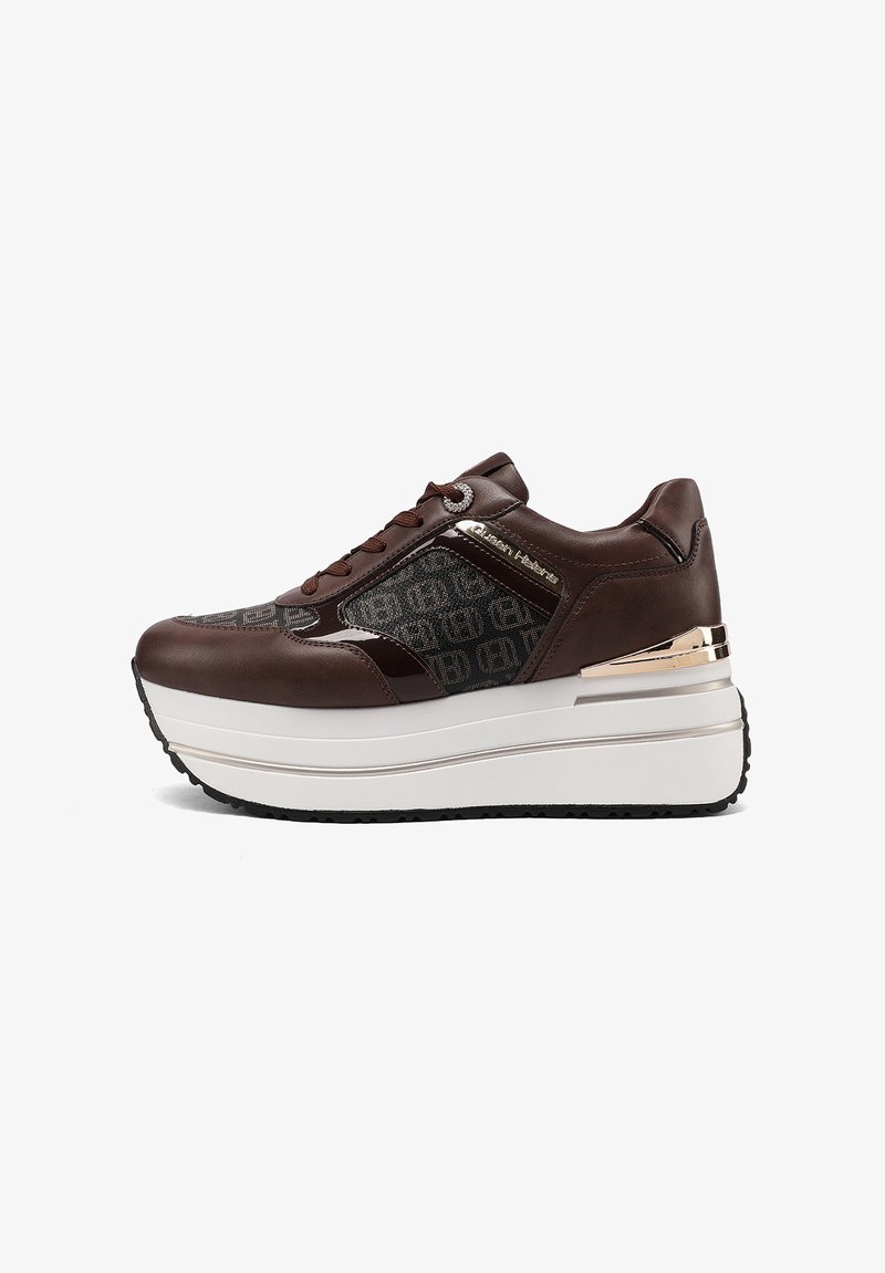 Sneaker platform marrone scuro con pannelli laterali a motivo, suola spessa bianca, chiusura con lacci e dettaglio metallico sul tallone.