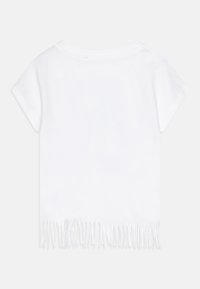 Weißes T-Shirt mit kurzen Ärmeln und geradem Saum, der mit Fransen verziert ist. Hergestellt aus weichem, leichtem Stoff.
