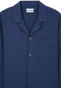 Camicia blu navy a maniche corte in lino. Presenta un colletto a punta, sei bottoni sul davanti e una singola tasca sul petto.