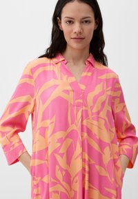 s.Oliver MIT CRÊPESTRUKTUR - Freizeitkleid - pink
