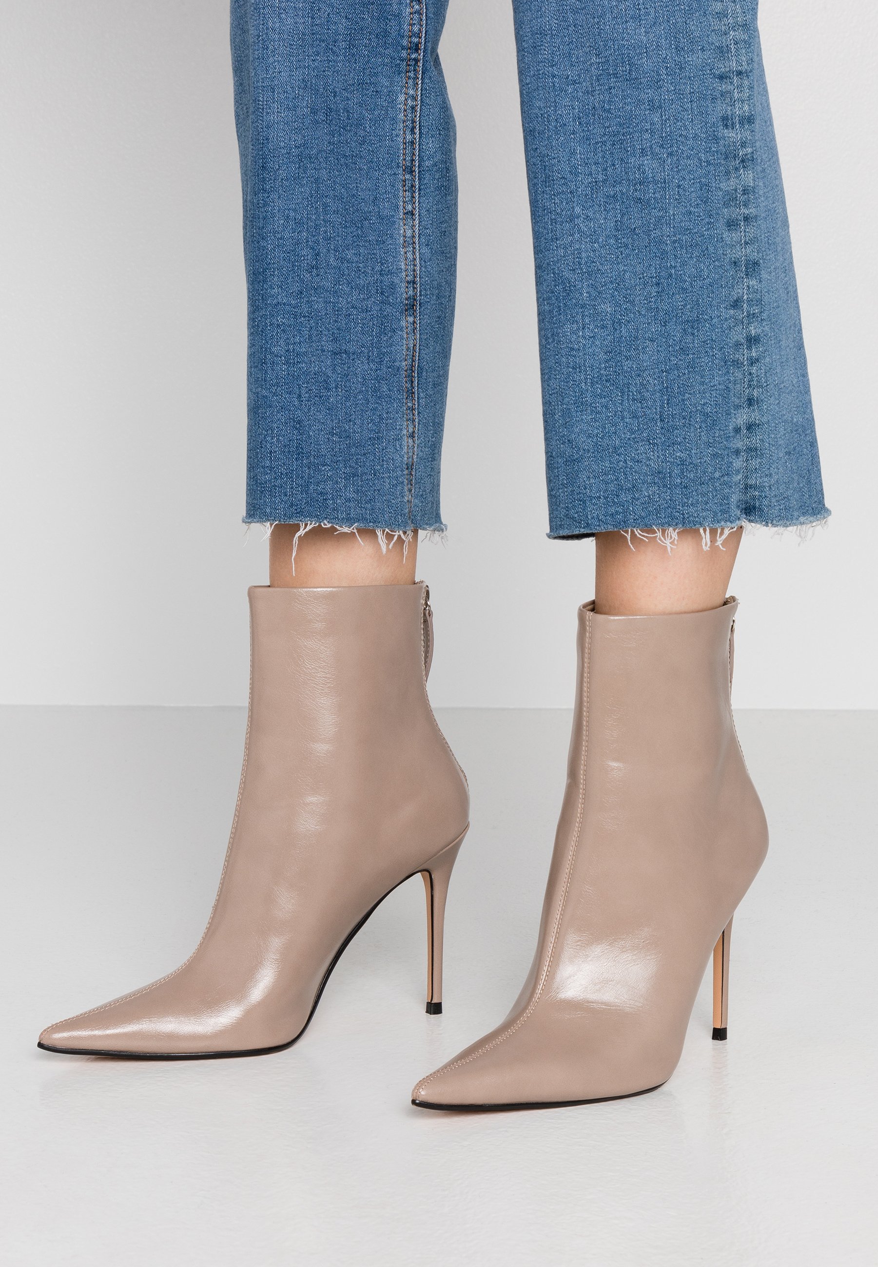Topshop EDA POINT BOOT Enkellaarsjes met hoge hak taupe Topshop EDA POINT BOOT Enkellaarsjes met hoge hak taupe