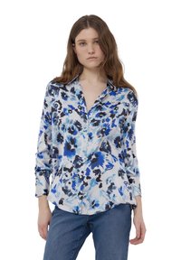 Blusa floreale in tonalità blu e nera, realizzata in un leggero tessuto setoso, con chiusura frontale a bottoni e maniche lunghe. Collo classico e vestibilità rilassata.
