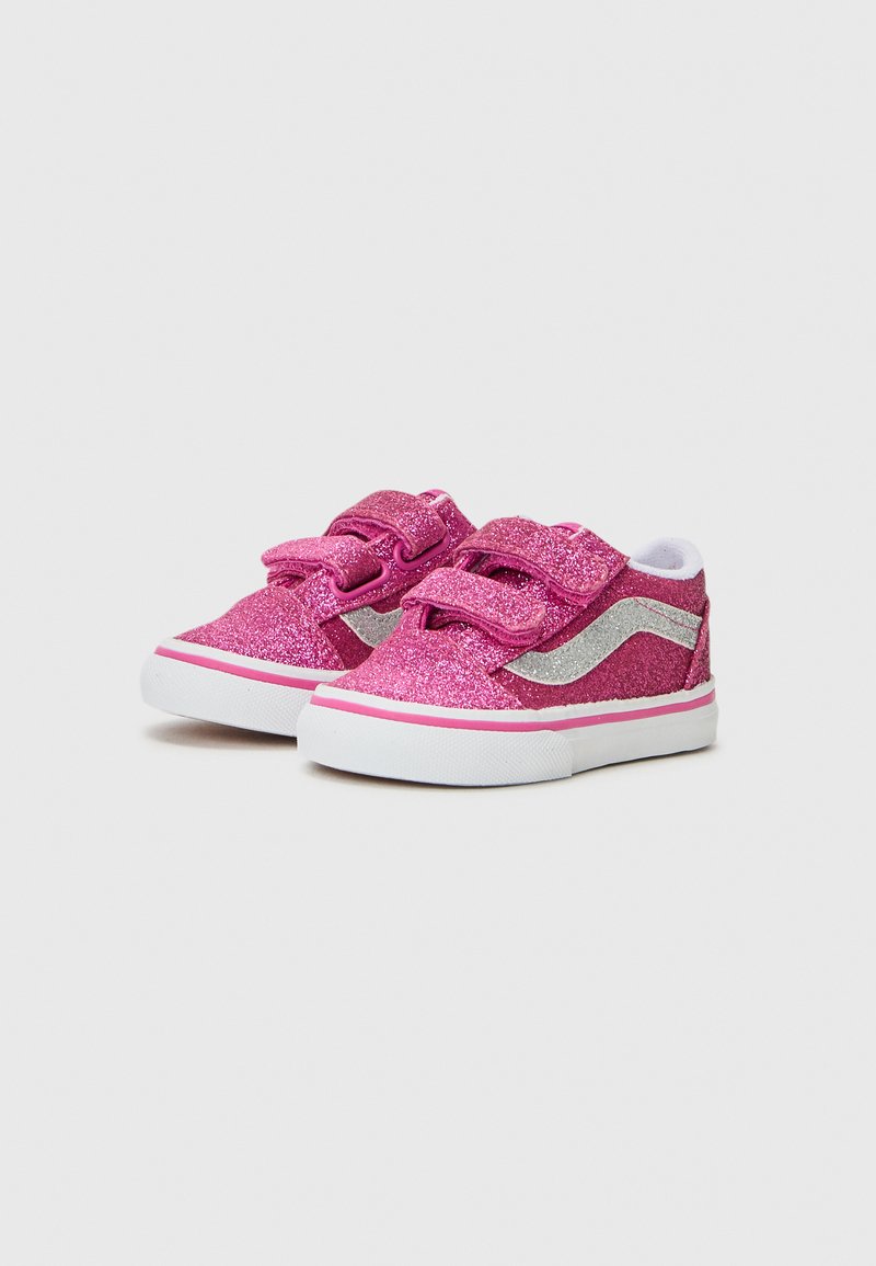 Rosa Glitzersneaker mit Klettverschlüssen, weißen Sohlen und silbernen Akzenten. Merkmale sind eine abgerundete Zehe und strukturierte Oberflächen.