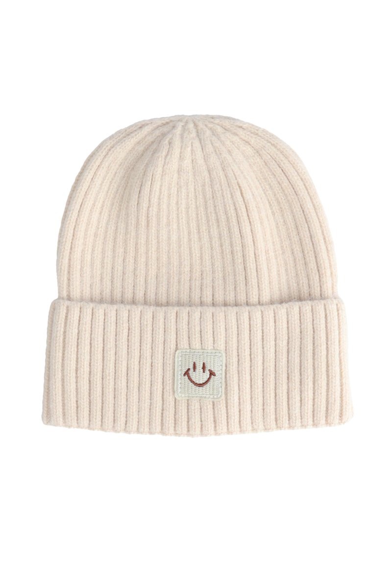 Beanie a coste di un leggero beige con risvolto e un'etichetta quadrata con un design di faccia sorridente. Texture morbida con una vestibilità aderente.