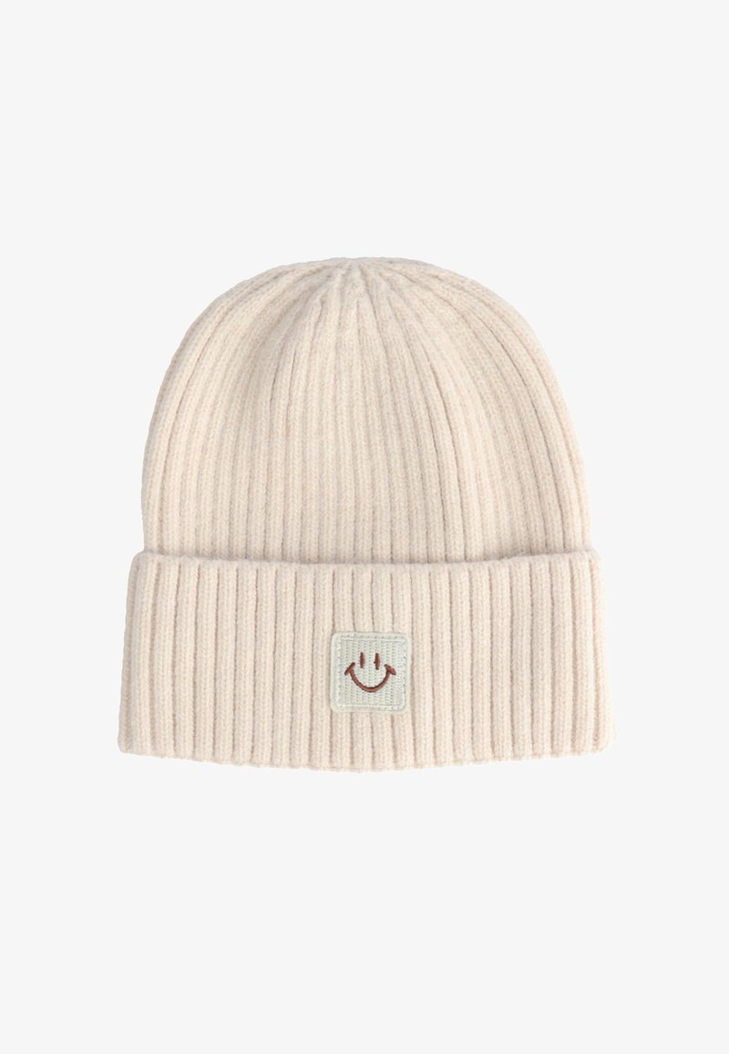 Beanie a coste di un leggero beige con risvolto e un'etichetta quadrata con un design di faccia sorridente. Texture morbida con una vestibilità aderente.