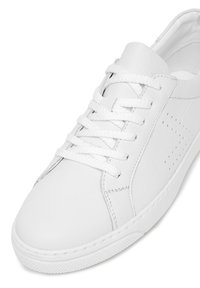 Białe skórzane sneakersy z okrągłym czubkiem, płaską teksturowaną podeszwą i białymi sznurówkami. Posiadają małe perforacje po bokach dla lepszej wentylacji.